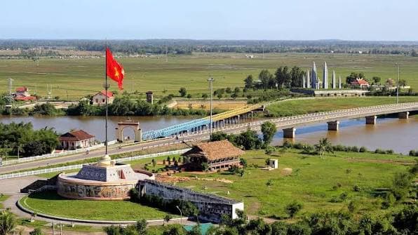 Cầu Hiền Lương và kỳ đài bên sông Bến Hải nhìn từ trên cao, cách khách sạn Á Thành 5 phút đi bộ
