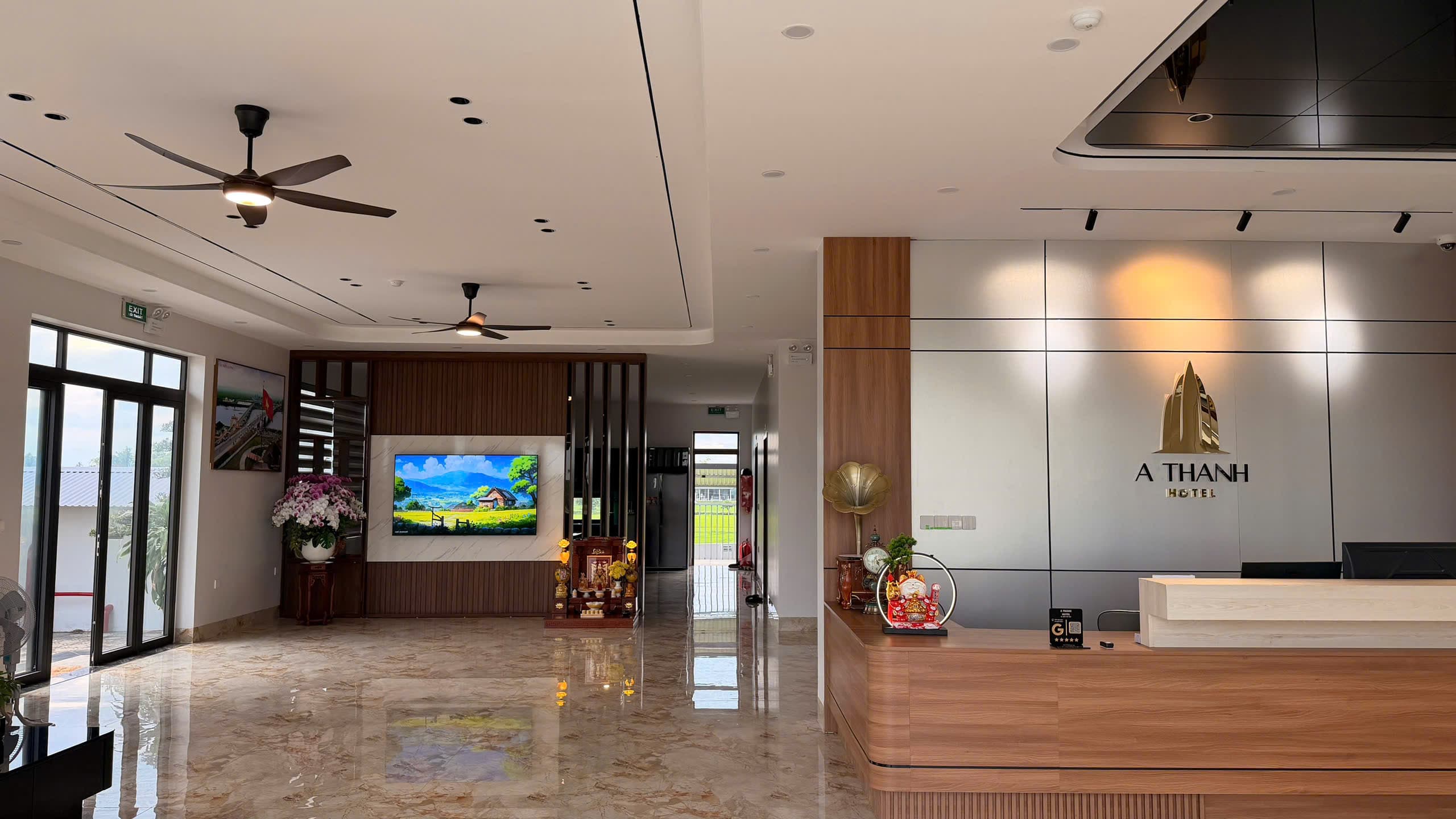 Không gian tầng trệt khách sạn Á Thành — nơi phục vụ ăn sáng món miền Trung