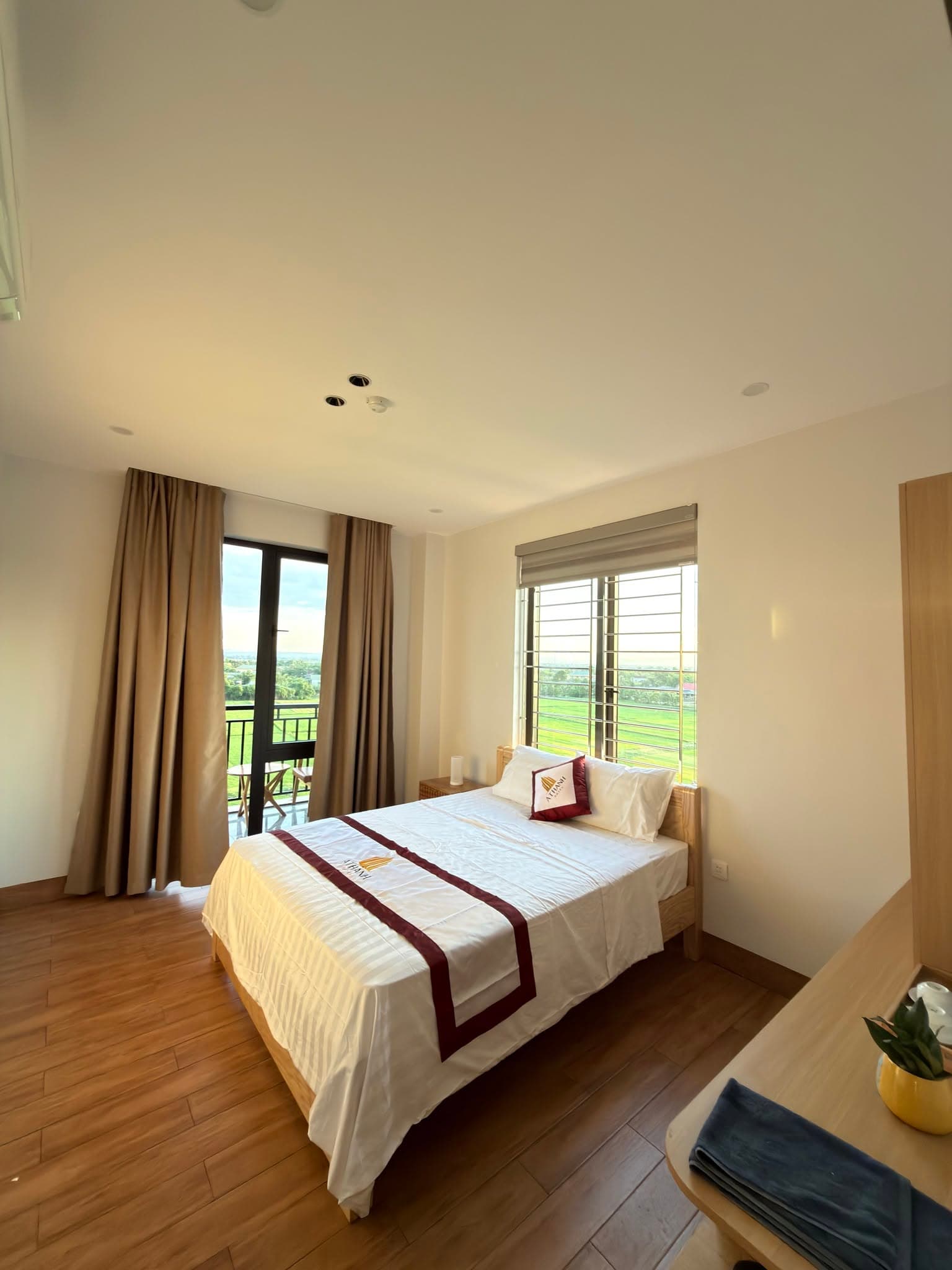 Giường đôi 1m6 phòng VIP 2 khách sạn Á Thành cạnh ban công