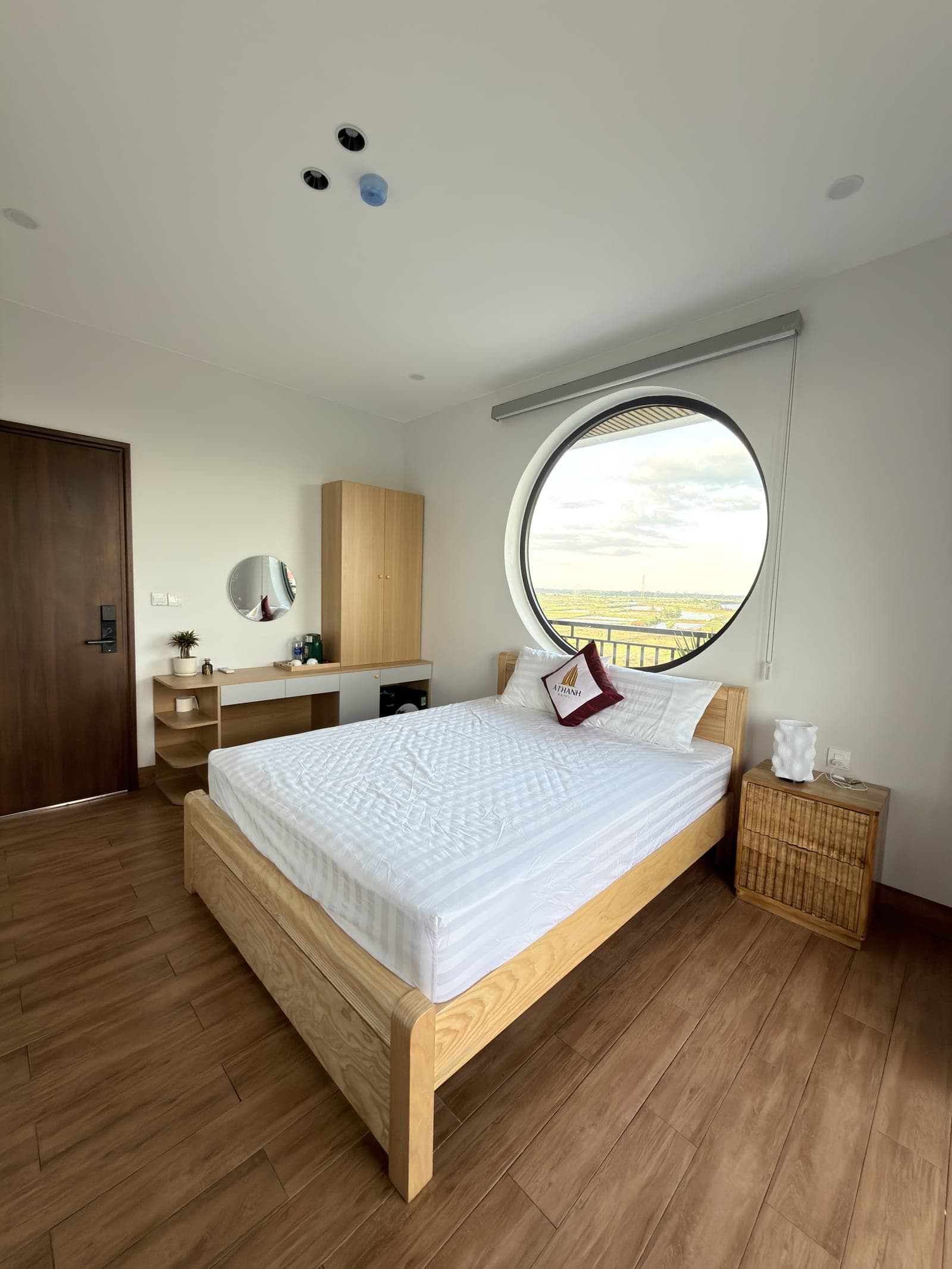 Toàn cảnh phòng VIP 2 với giường đôi 1m6 và cửa sổ tròn đặc trưng của khách sạn Á Thành