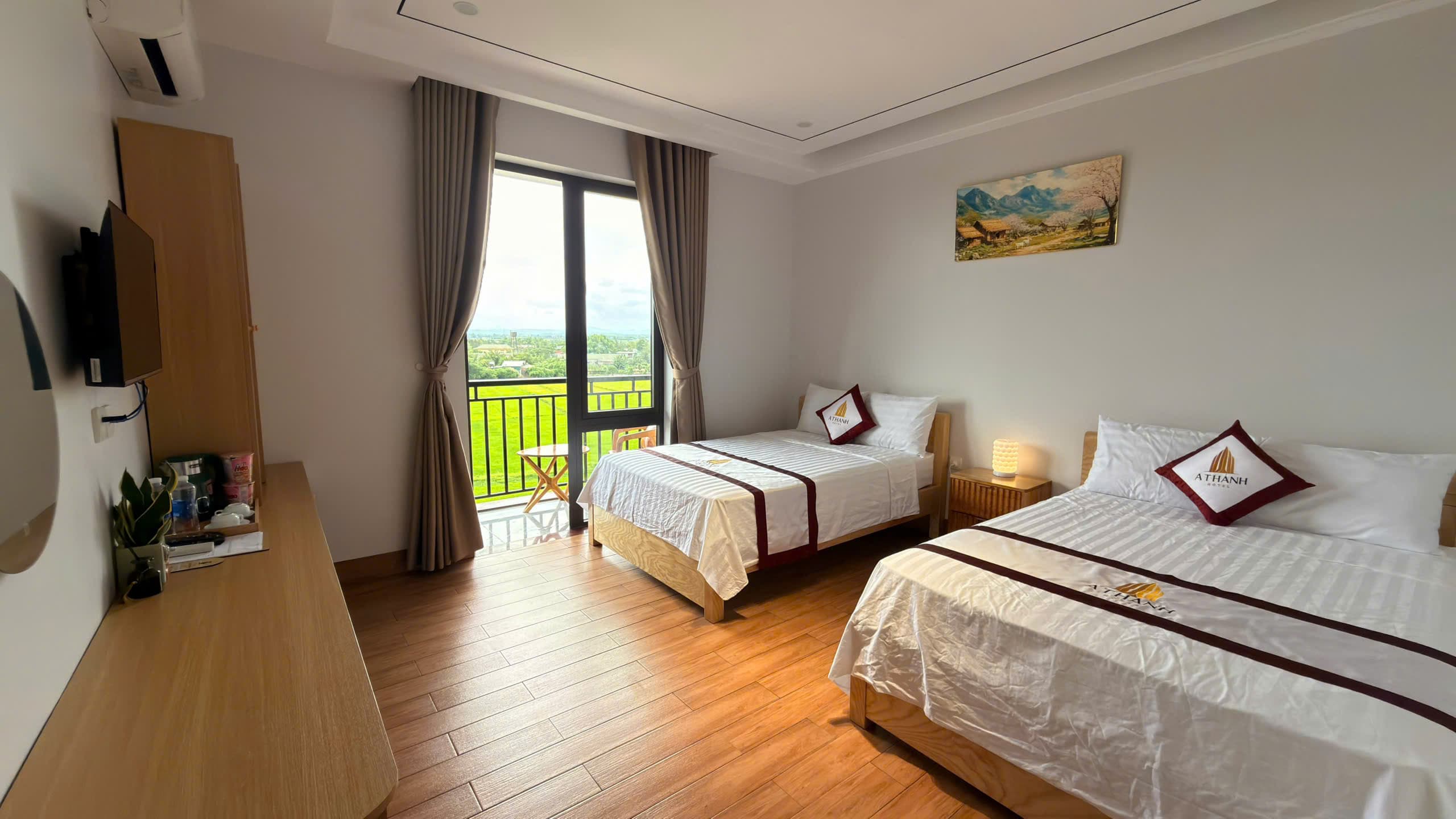 Phòng VIP 1 khách sạn Á Thành — ban công nhìn ra cầu Hiền Lương
