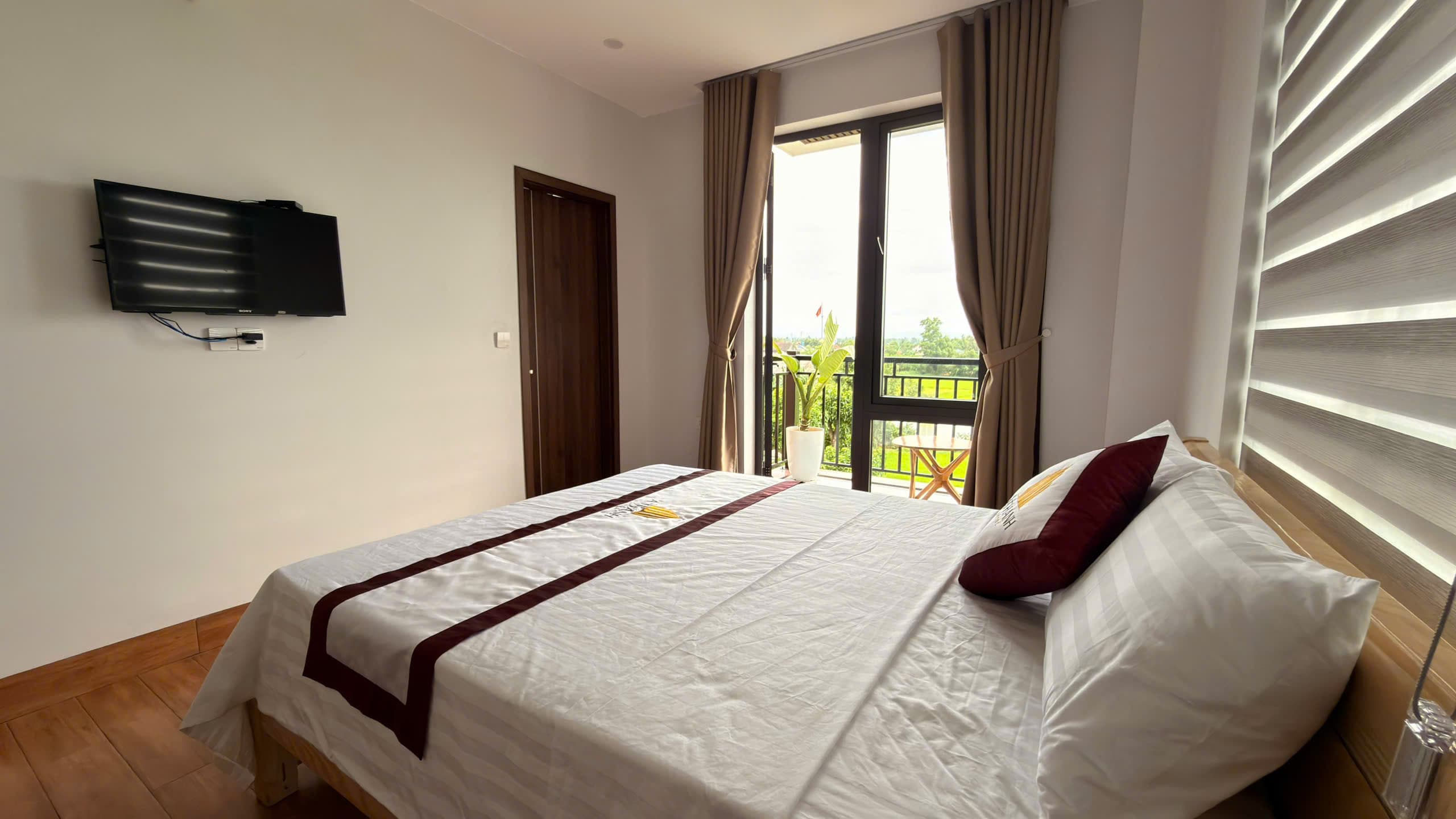 Phòng VIP 2 khách sạn Á Thành — giường đôi 1m6, cửa sổ hướng đồng lúa